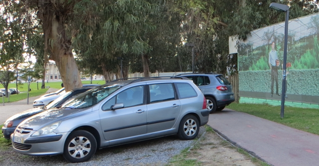 Lisboa. Campolide autoriza condutores a estacionar carros no passeio –  Observador